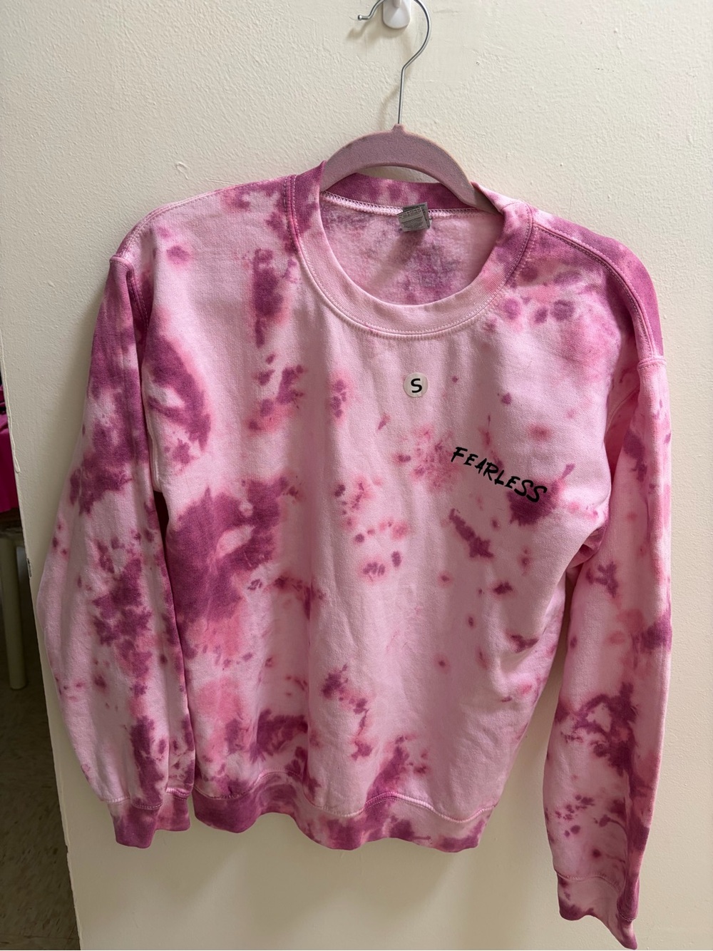 Gildan Pink Tie-Dye 'FEARLESS' Crewneck Sweatshirt